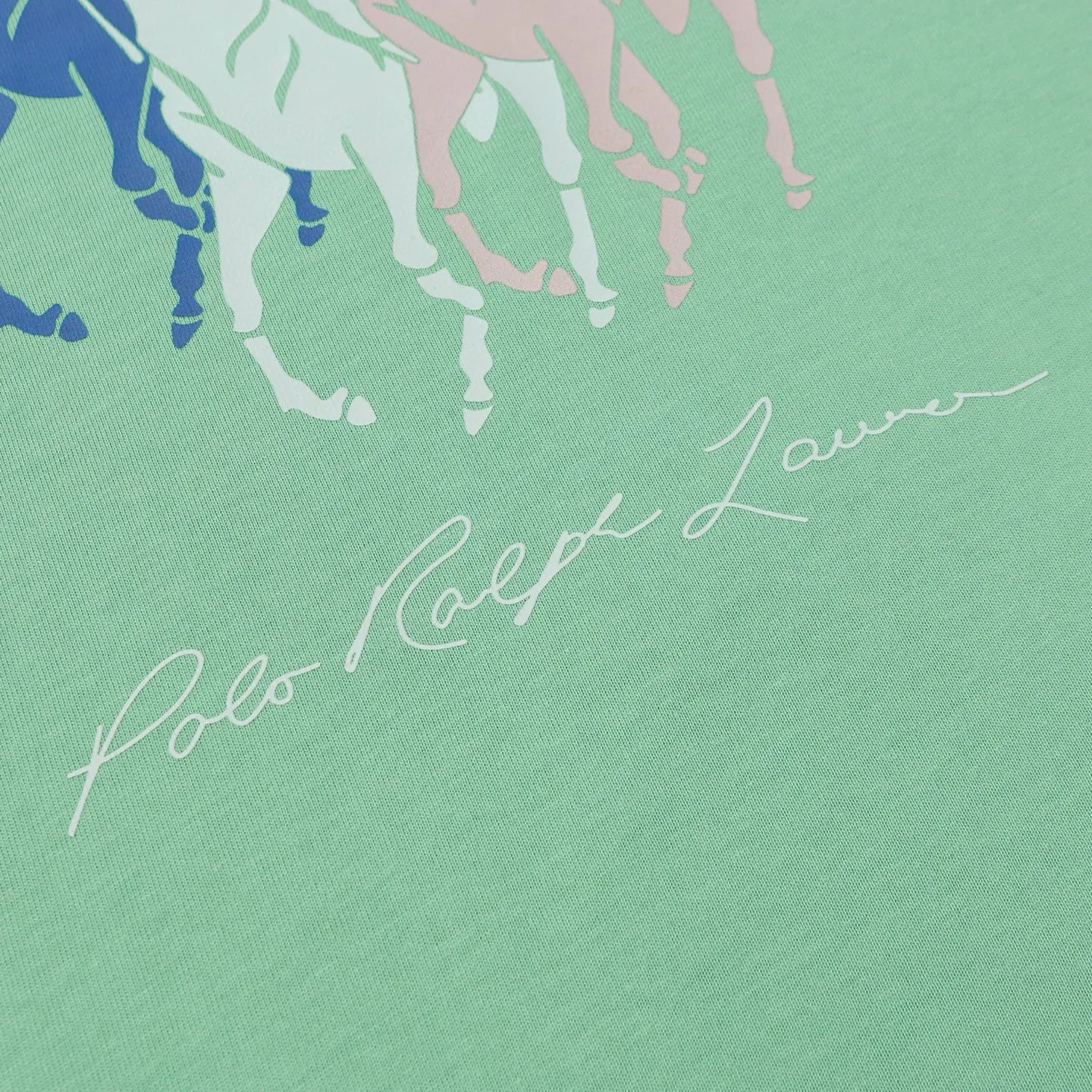 P130 Style number: 657 Ralph Lauren/Ralph Lauren 2025 new summer pure cotton 240g silicone Polo embossed round neck T-shirt. The main LOGO on the neck has a QR code mark, which can be scanned for verification. It uses 3D silicone three-dimensional English letter logo embossing to distinguish low-quality products on the market. 32 counts, 240g hydrophilic toner, 100% cotton fabric, comfortable and soft, highly breathable, focusing on high-end cost-effectiveness, needless to say good quality. Available in a variety of colors, both boys and girls can try this genderless style, giving them a yuppie tone in no time. Immerse yourself in your leisurely style, and have your own style in retro. Natural, vivid and very French romantic feelings, perfectly integrating youthful atmosphere and trend. Color: white, navy blue, light green Size: S-xL S Shoulder width 44 Bust 104 Sleeve length 23 Clothing length 72 M Shoulder width 45 Bust 108 Sleeve length 24 Clothing length 74 L Shoulder width 46 Bust 112 Sleeve length 25 Clothing length 76 xL Shoulder width 47 Bust 116 Sleeve length 26 Clothing length 78